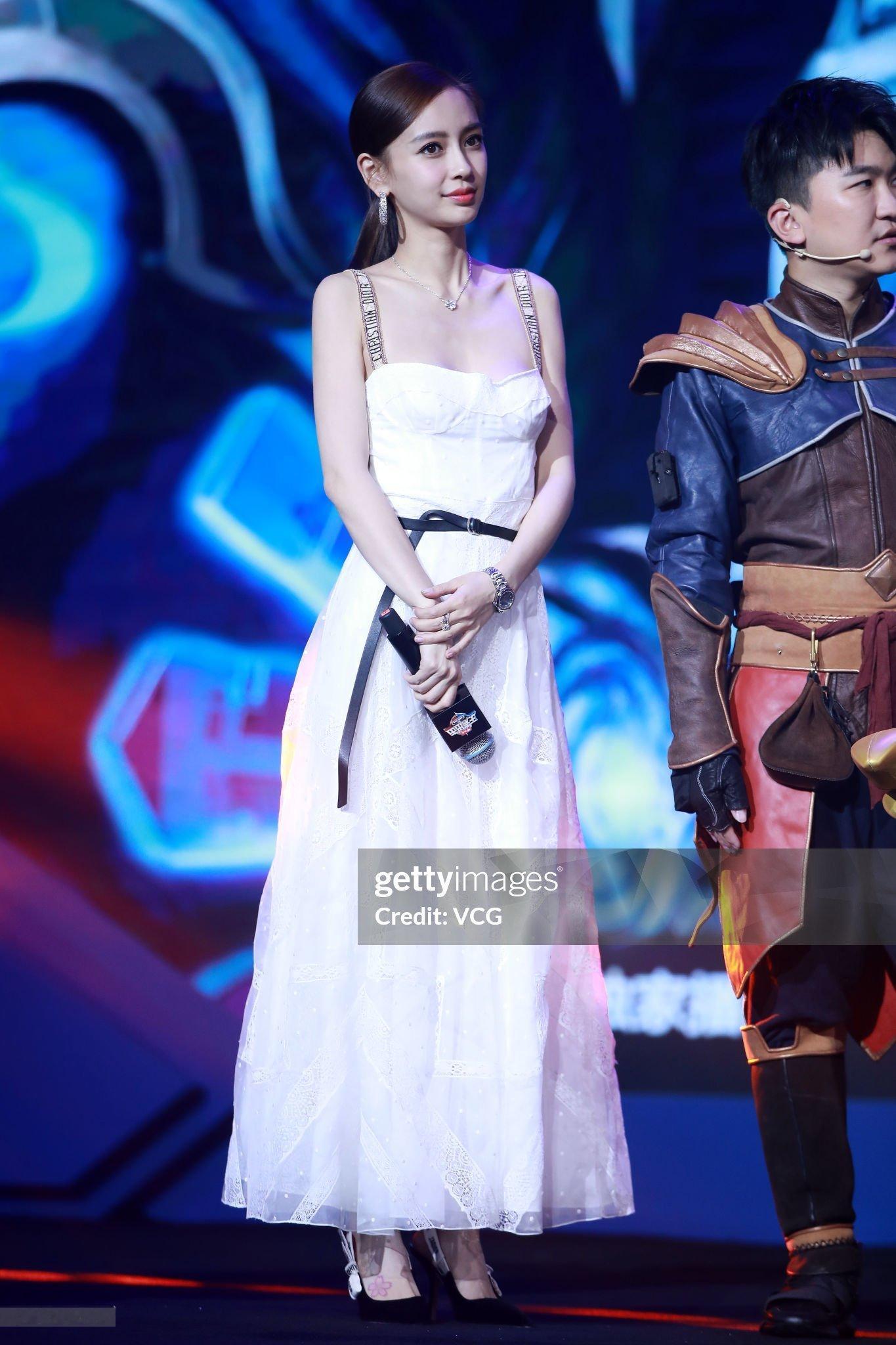 Angelababy内娱顶级脸蛋回归angelababy在复制粘贴的时代，你是手