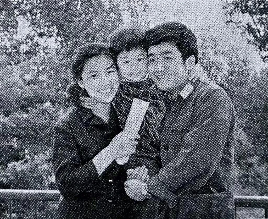 再来一张王骁更小的，三岁不到（图一）
都说王骁像他爸，其实我真看不出哪一点像了，