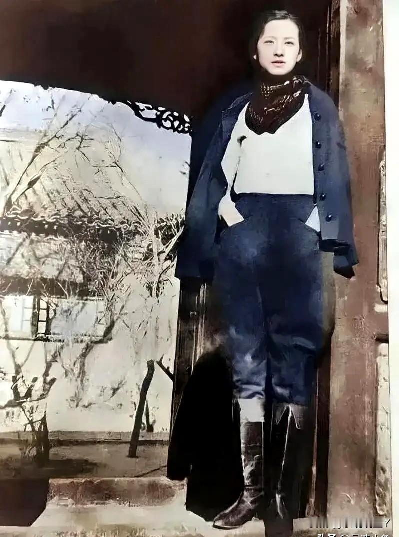 一九三五年，北平，林徽因在家门口的珍贵留影，彼时林徽因三十五岁，果然时尚是个轮回