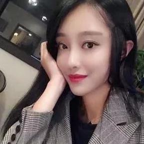 优雅的黑发美女，精致妆容，时尚穿搭，自信微笑。