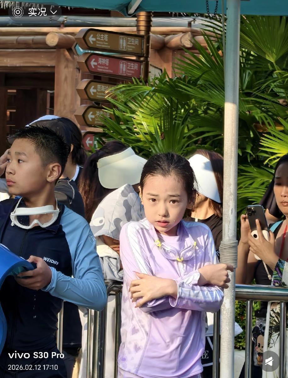 小酒窝也挺可怜的。

小小年纪就要生活在大众的审判中，一举一动都会被人点评。
