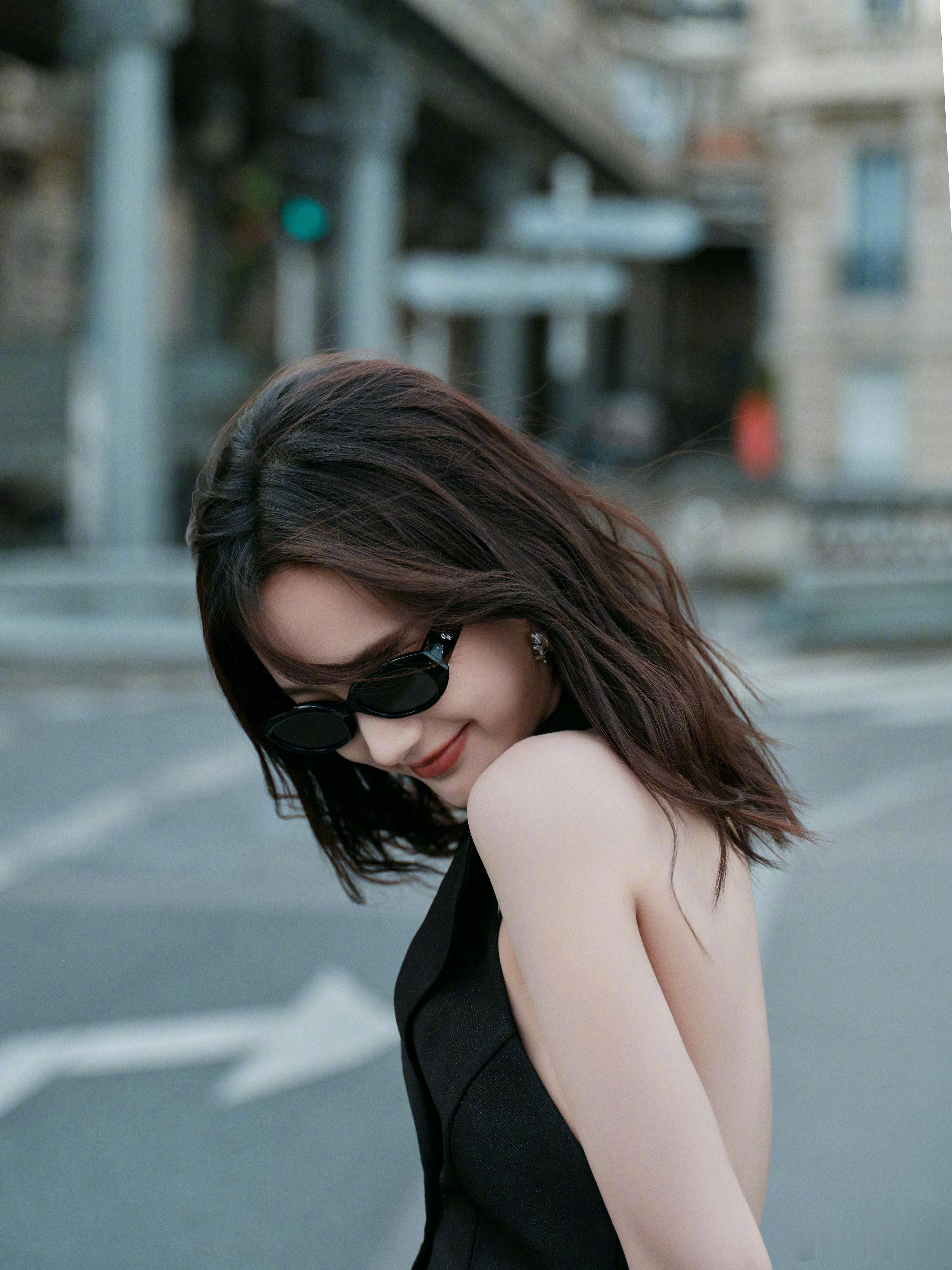 #李一桐深V黑裙# 黑色深V裸背裙绝了，又辣又优雅！！深v黑裙真的好美啊 ​​​