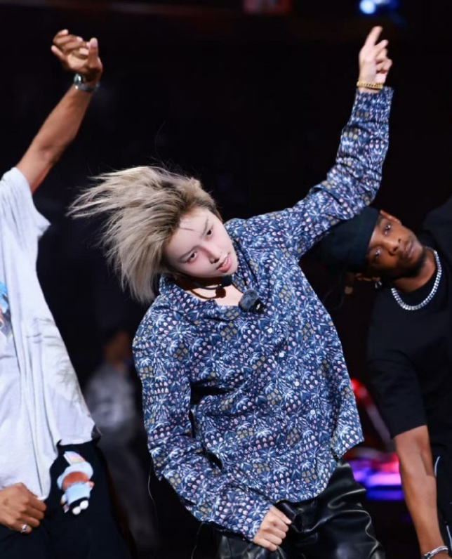 刘雨昕的这三张彩排照帅爆了，东方卫视请她，真的是慧眼识珠，收视率绝对要起飞 