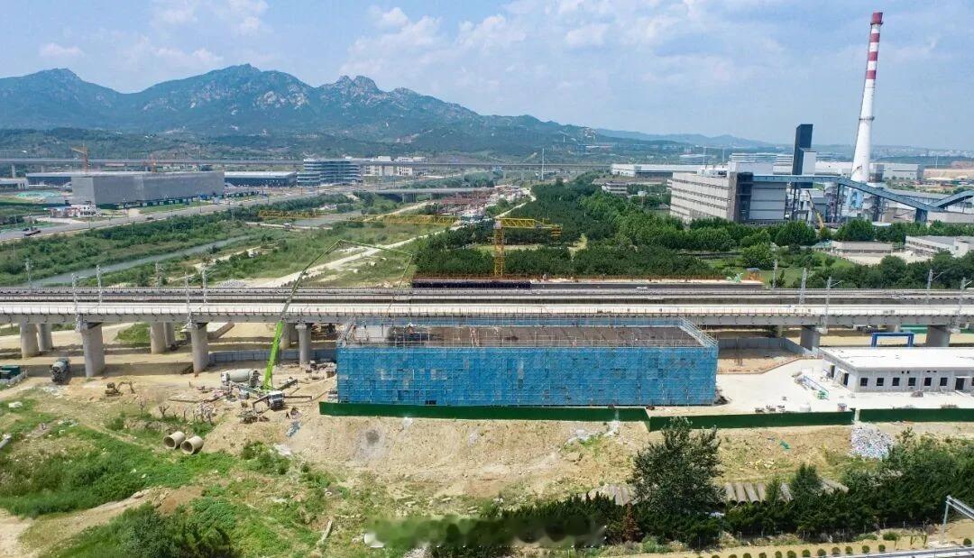 国铁头条【烟台市区轻轨大通道建设再迎新进展】7月26日，中铁四局七分公司参建的龙