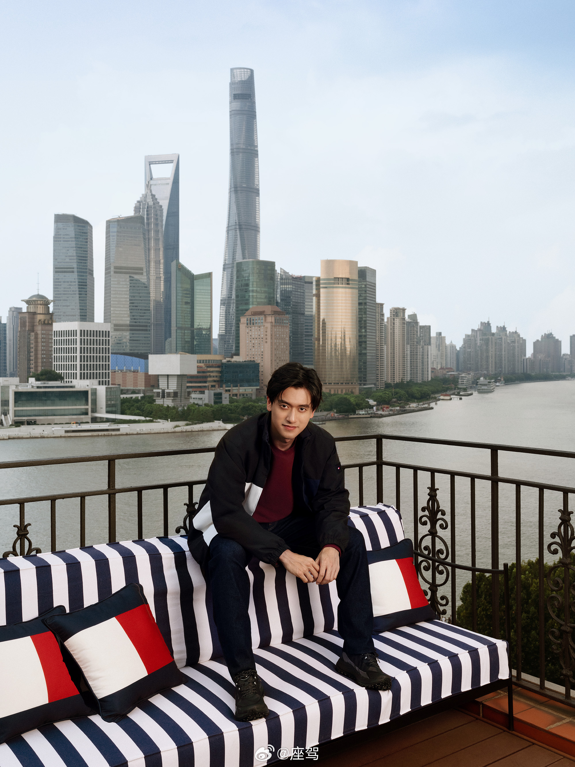 TOMMY HILFIGER 携⼿品牌全球代⾔⼈周冠宇出镜⼴告⼤⽚，将美式摩登学