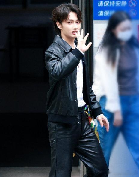 文俊辉回国录hi6状态 状态好到犯规！文俊辉回国录hi6元气在线，松弛感拿捏到位