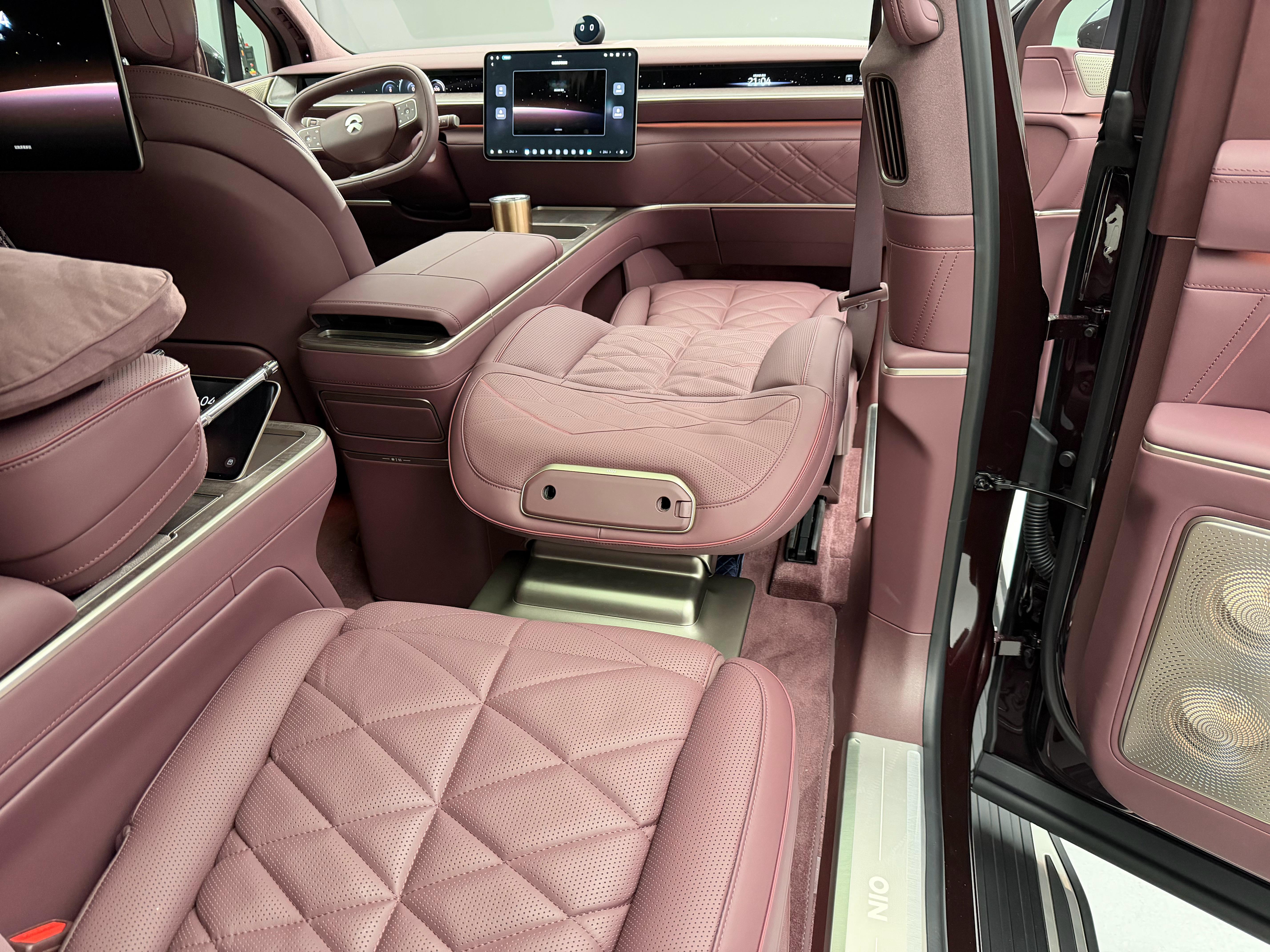 关于蔚来ES9能不能当床车睡觉的问题，我现在可以大大方方把图甩出来了。万事俱备，