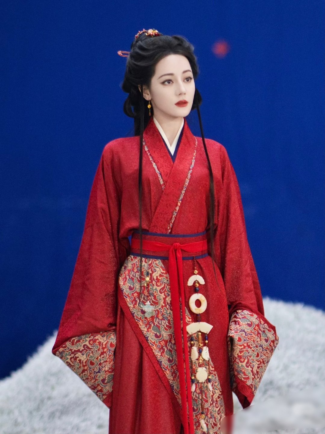 迪丽热巴虞书欣大婚造型对比，感觉🐟更有感觉吧？ 