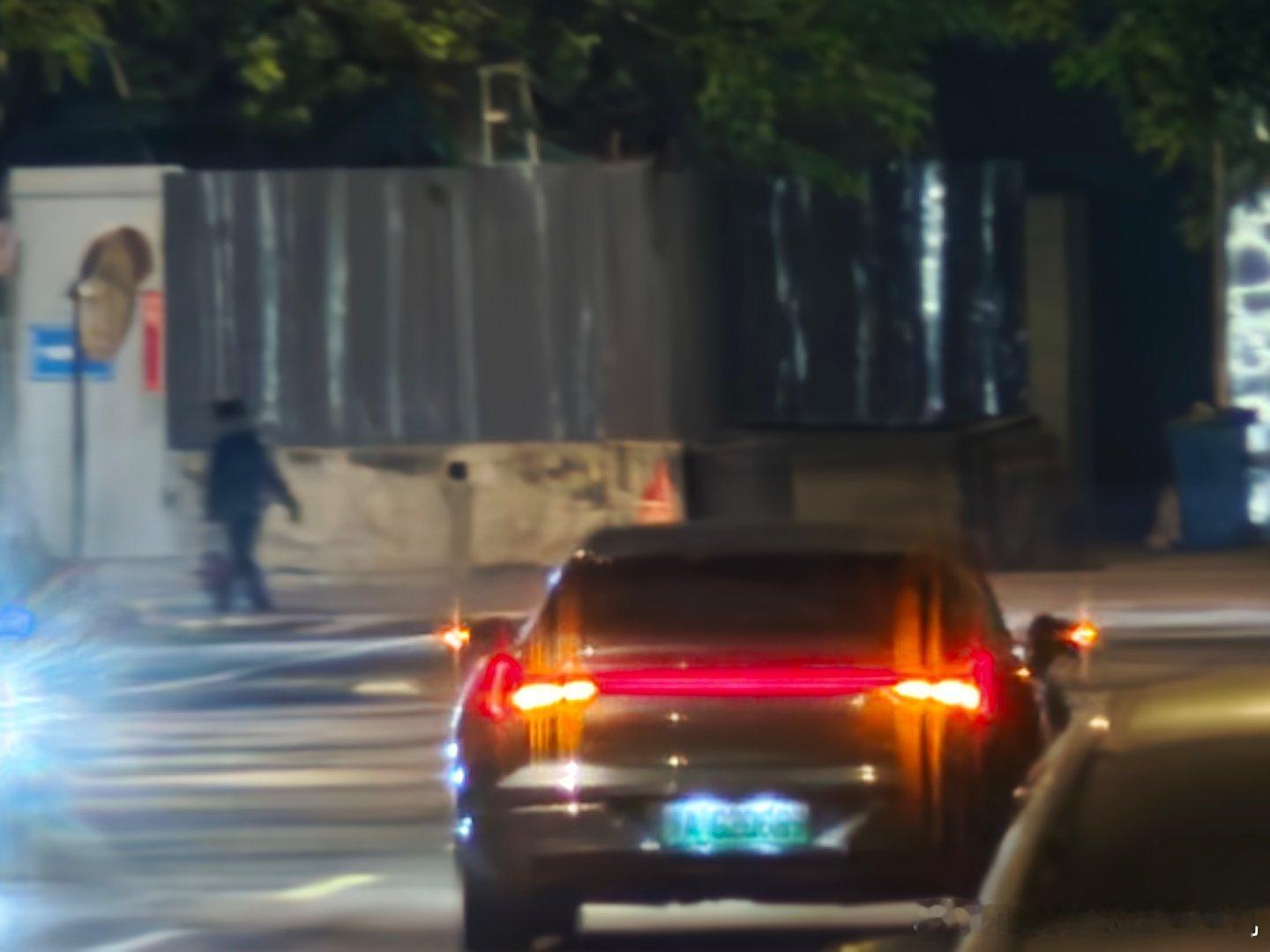 出来夜跑 遇到一辆超冷门车，哪吒S猎装版，从我旁边窜过去的，实在抓拍不到...当