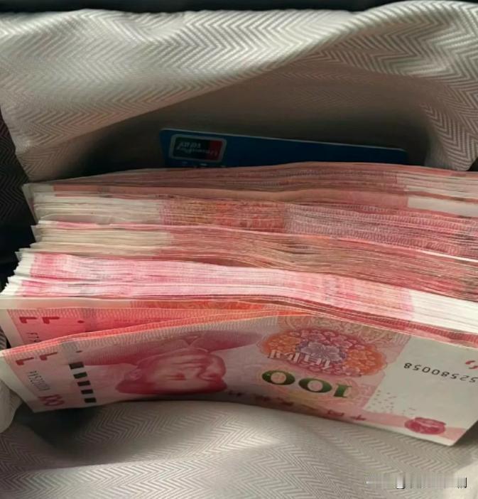 我爸处理人际关系的方式真的让我终身受益。二叔借了我们家15万一直没还，昨天又给我