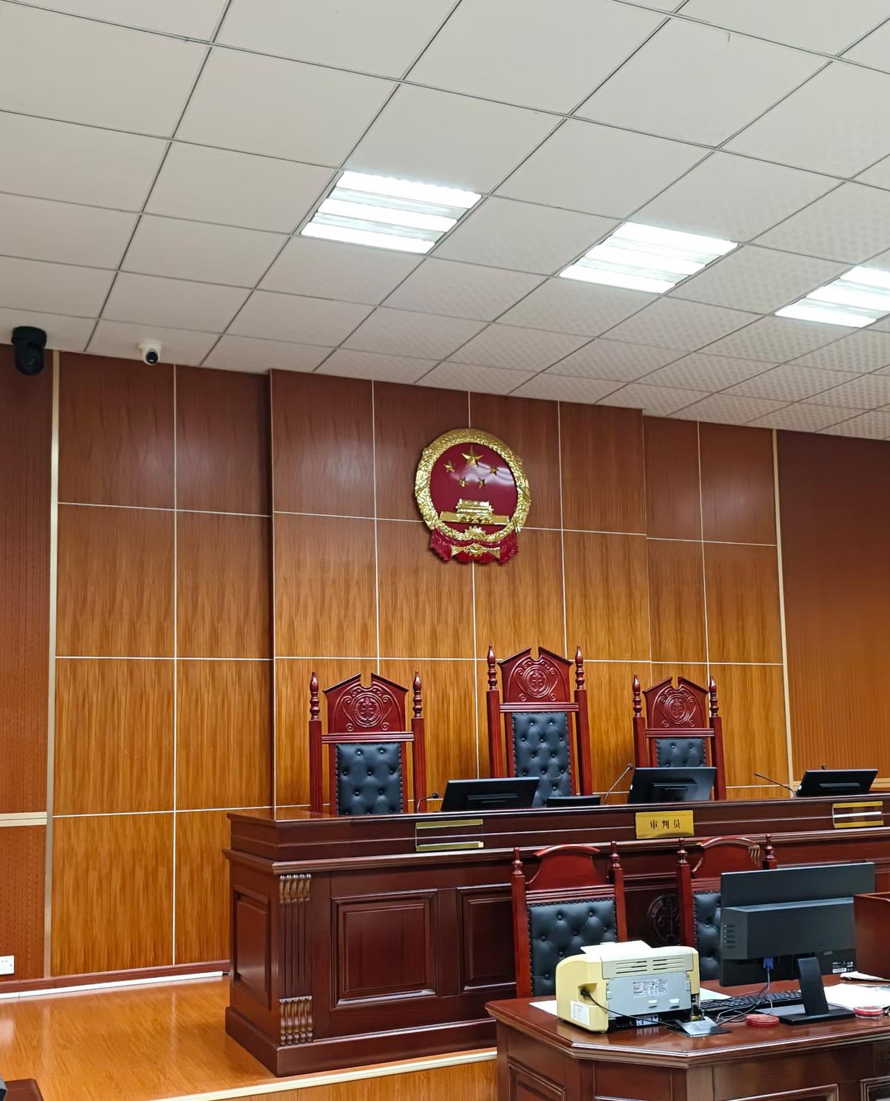 法庭上有人问女法官：要是有人想对她实施性侵，她会不会反抗。女法官答得干脆，肯定反