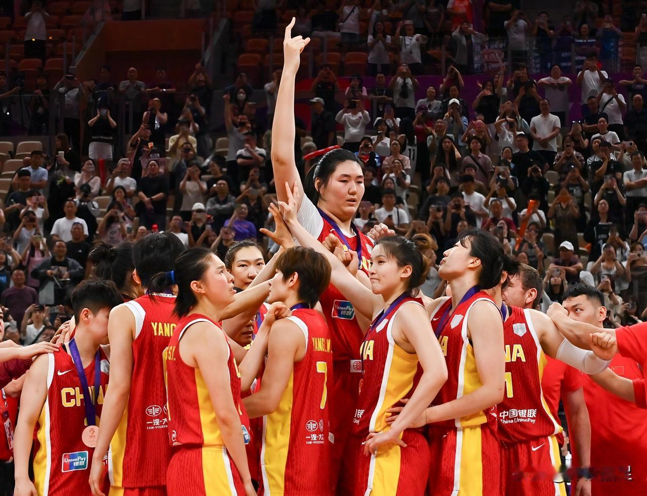 中国女篮中签！
女篮世界杯抽签结果今晨揭晓，中国女篮在本月最新世界排名位列第四，