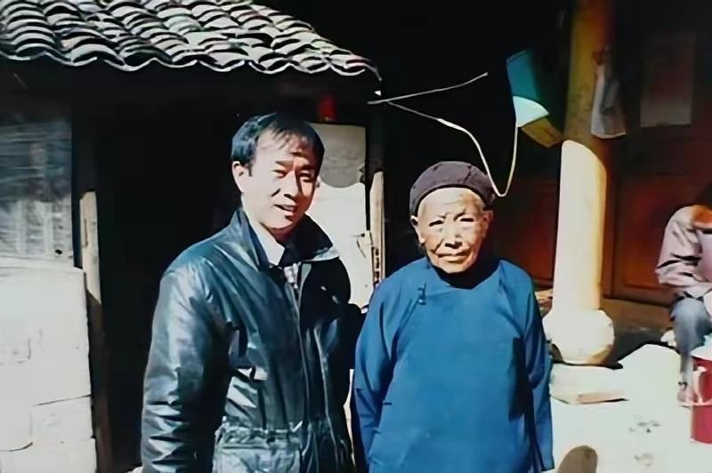 1943年，王春兰正在做饭。突然，鬼子破门而入，上来就将王春兰扑倒在地。王春兰的