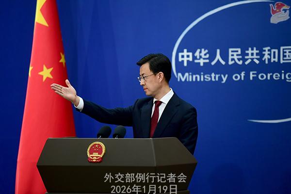 美国总统特朗普提出对8个反对他收购格陵兰岛计划的国家的商品从2月1日起加征10％