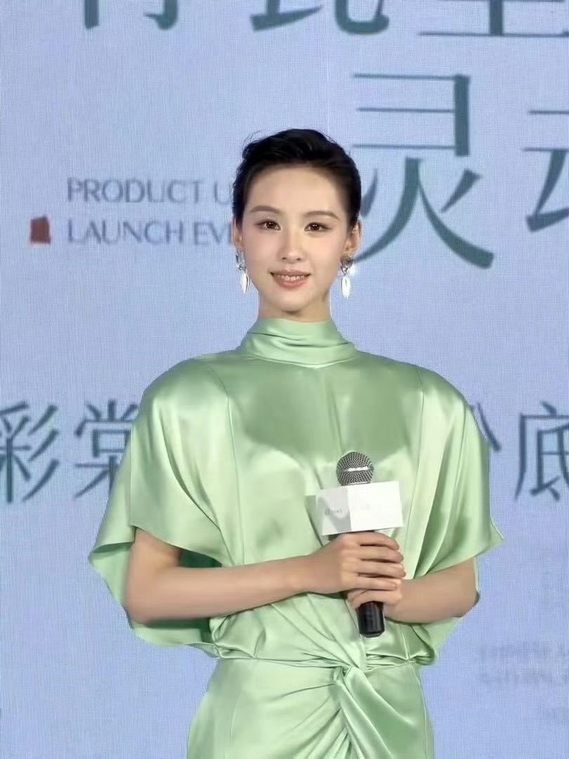 陈都灵的气质真的内娱独一份，清冷优雅但很大气，难怪备受奢牌、时尚行业喜欢，本身只