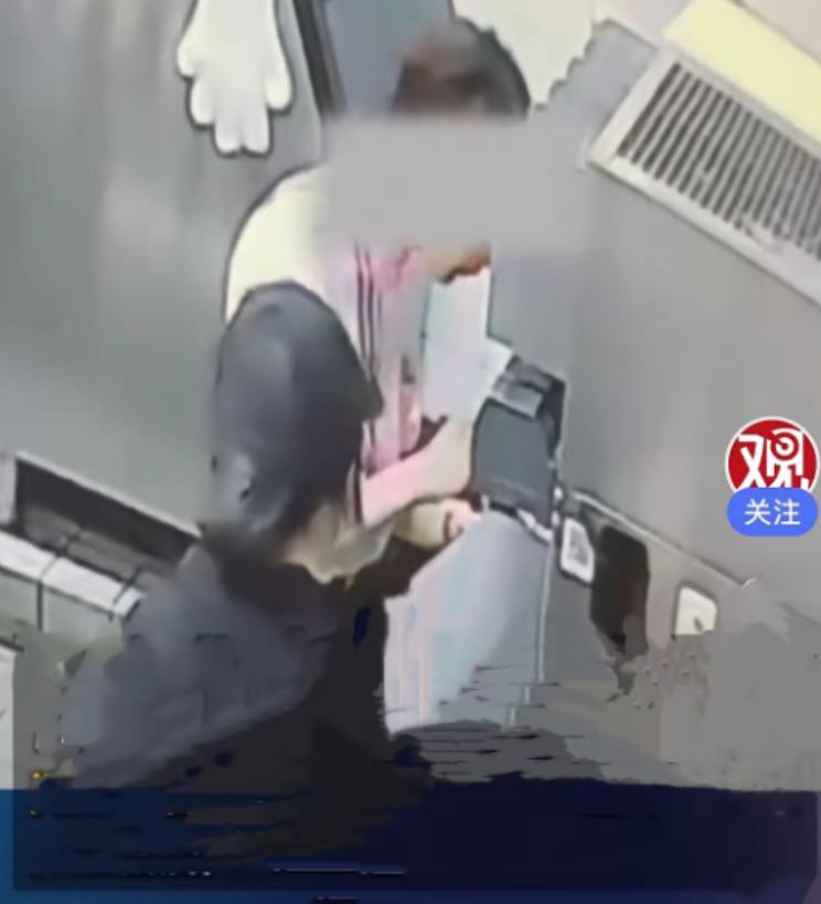 “必须严惩！” 河南郑州，一女子带女儿去麦当劳点餐。取完餐后，她就开车带着女儿上