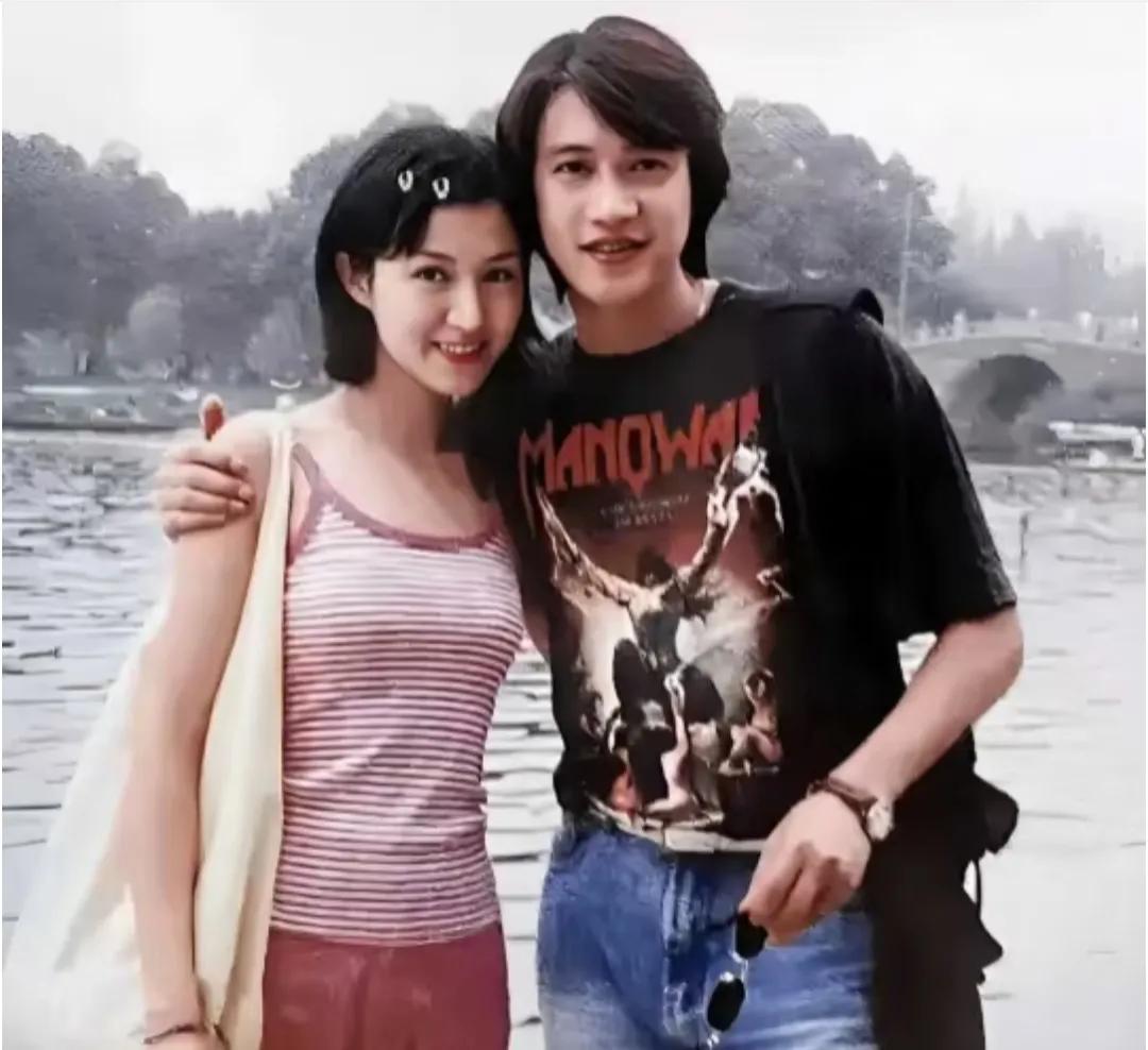 陆毅，鮑蕾都是19岁的合影，他们在那么年轻的时候就找到了彼此。一晃30年过去了，