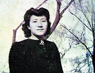 一位两性专家说：
“男人喜欢一个女人，就会忍不住的去拥抱，亲吻。而女人喜欢一个男
