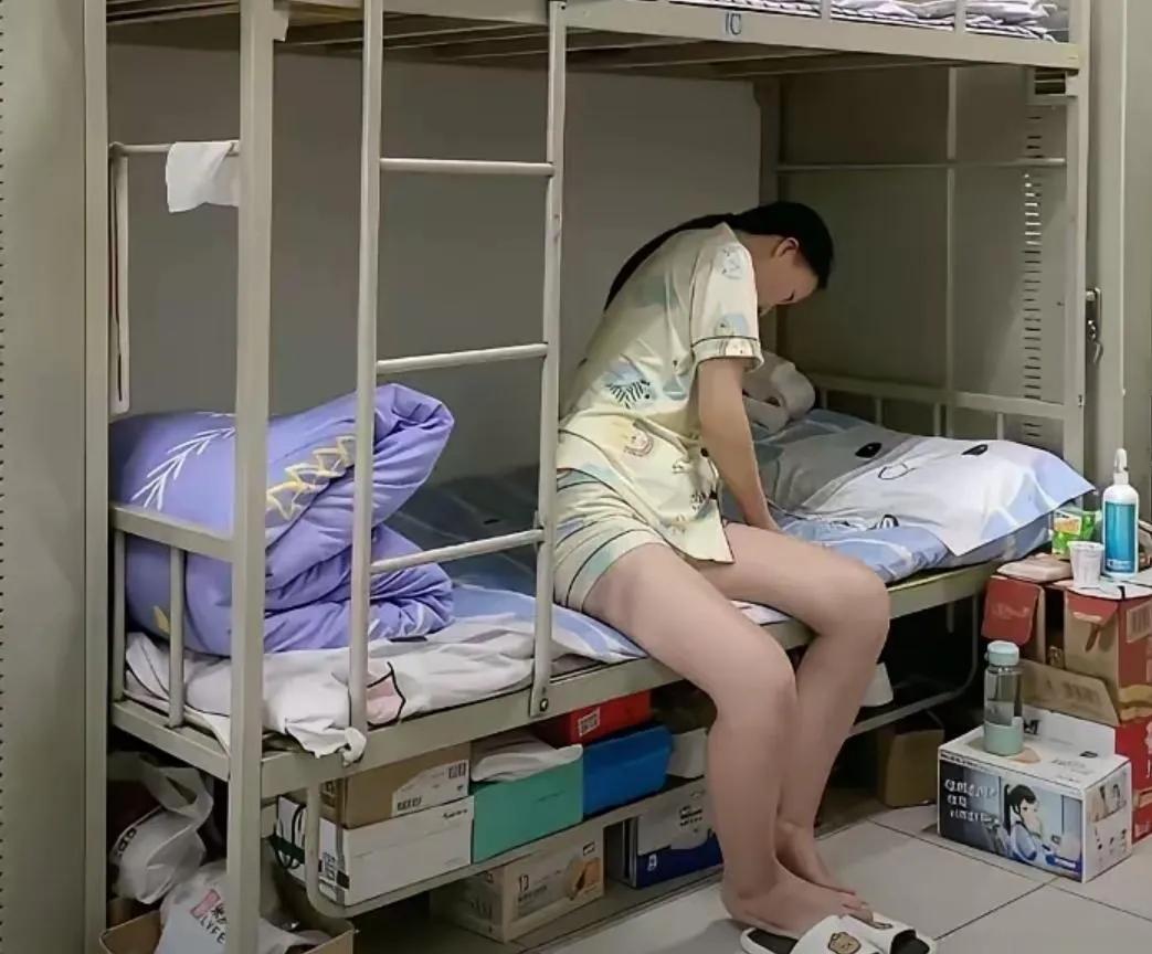22岁女工的悲剧，给独居的年轻人敲响了警钟。
前天，这名女工还在流水线上赶工，第