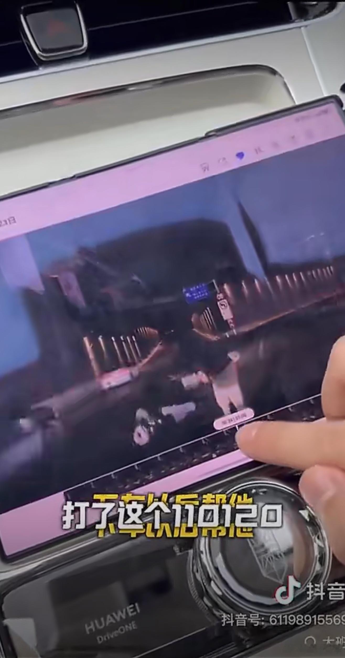 尊界S800车主看到前方有骑车人发生事故，好心帮忙阻挡车流并报警、叫救护车，结果