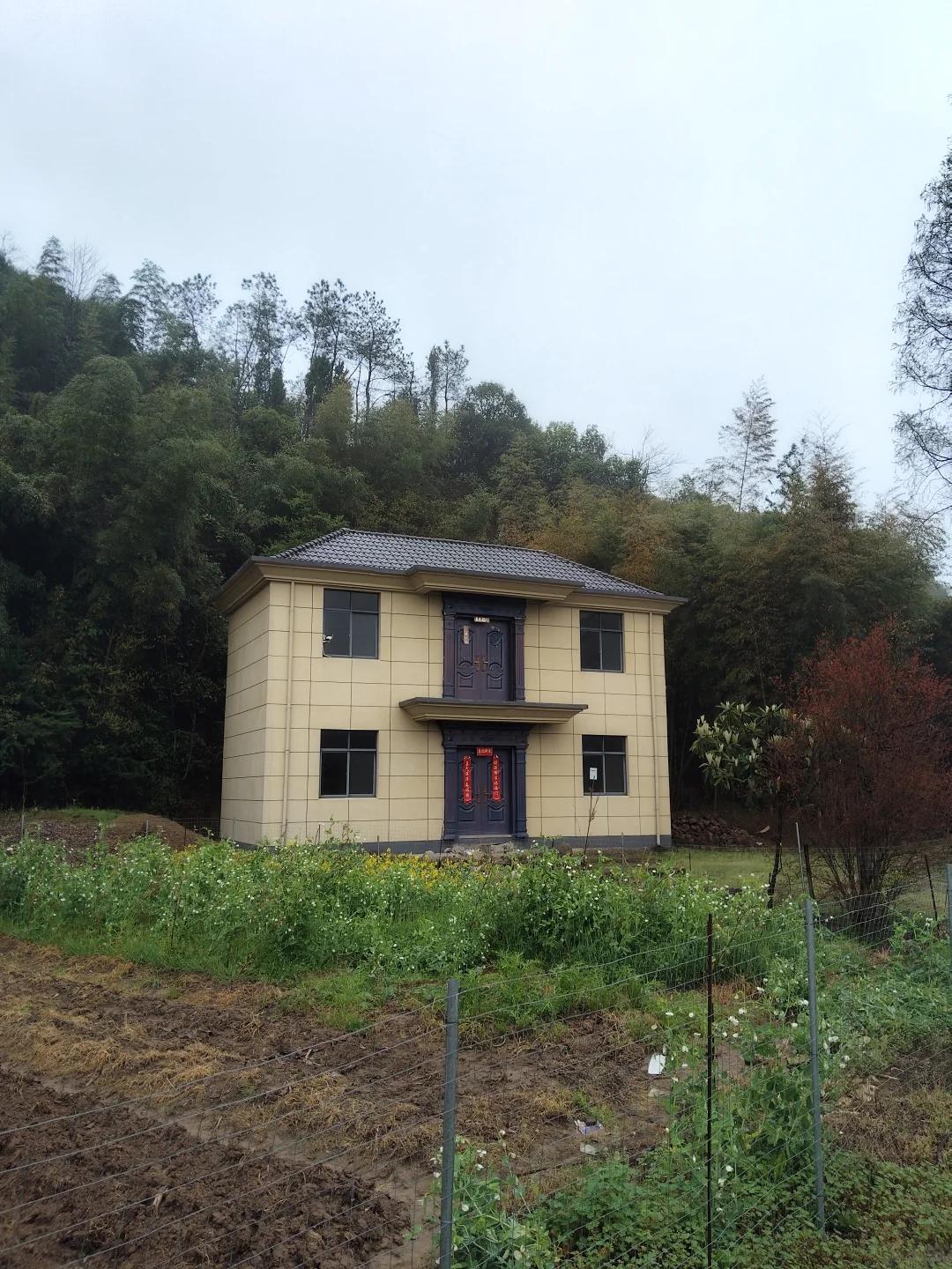 背山面水，说的就是这栋房子吧，
房子是经典的欧式风格，
高度2层，目测有5个房子