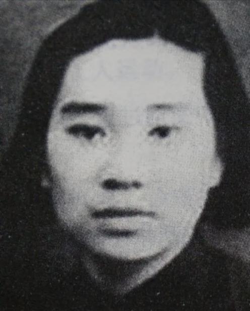 谁能想到，家喻户晓的阿庆嫂，背后藏着这样一位让人心碎又敬佩的巾帼英雄？她22岁惨