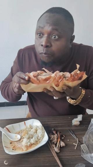 黑哥啃烧鸡真是吃的太香了！
他是真的没想到中国人竟然把鸡肉做的这么好吃？
要知道