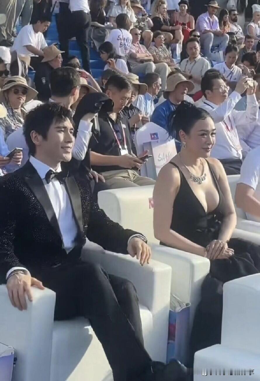 曾经的女神，如今老了依然自信满满，身材微微发福，但依旧打扮光鲜亮丽，看着不像是5