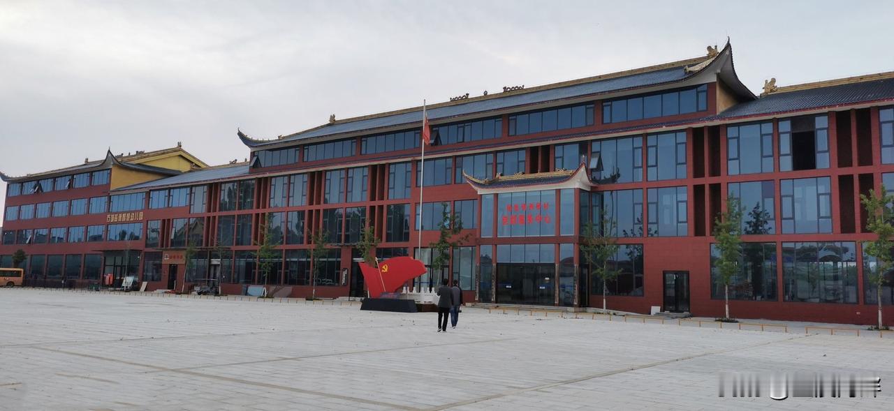 这是河南省杨集镇西桥村的村委会，远远看过去像一个博物馆，建筑很有特色，古香古色。