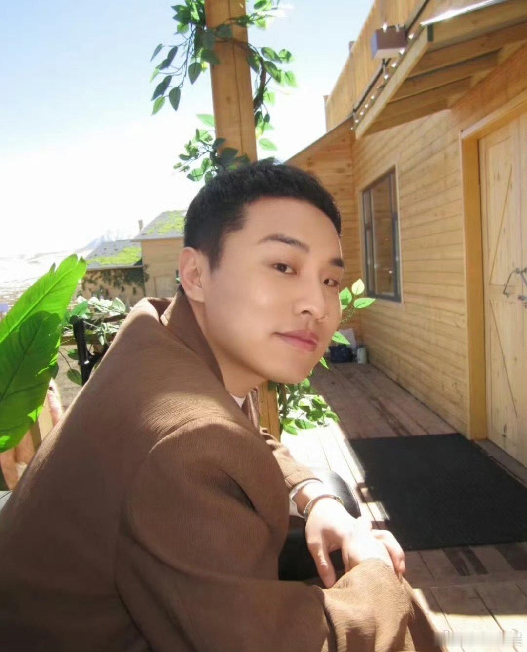 和徐志胜做朋友一定很舒服徐志胜也是有颜粉的不靠精致五官吸粉，靠情商与真诚收获颜粉