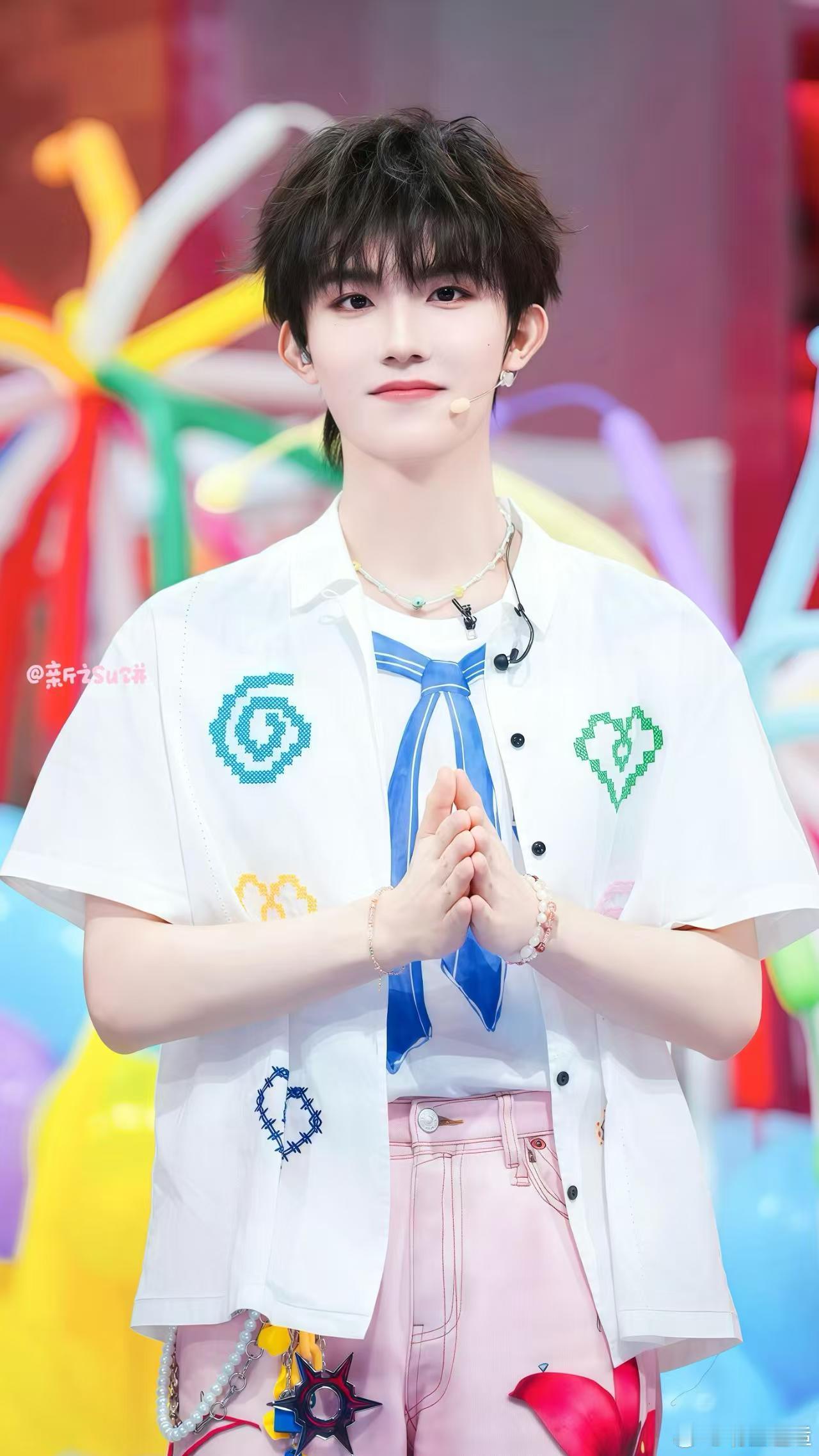 苏新皓cha了炽新歌炽新歌的音符遇上苏新皓的少年音，像夏天的风撞上汽水泡泡，清爽