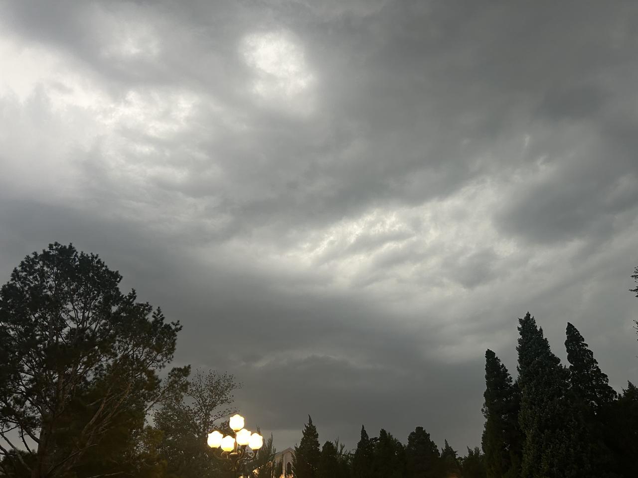 北京西郊，6月22日晚上19:20的天空，阴云密布，暴风雨就要来了…