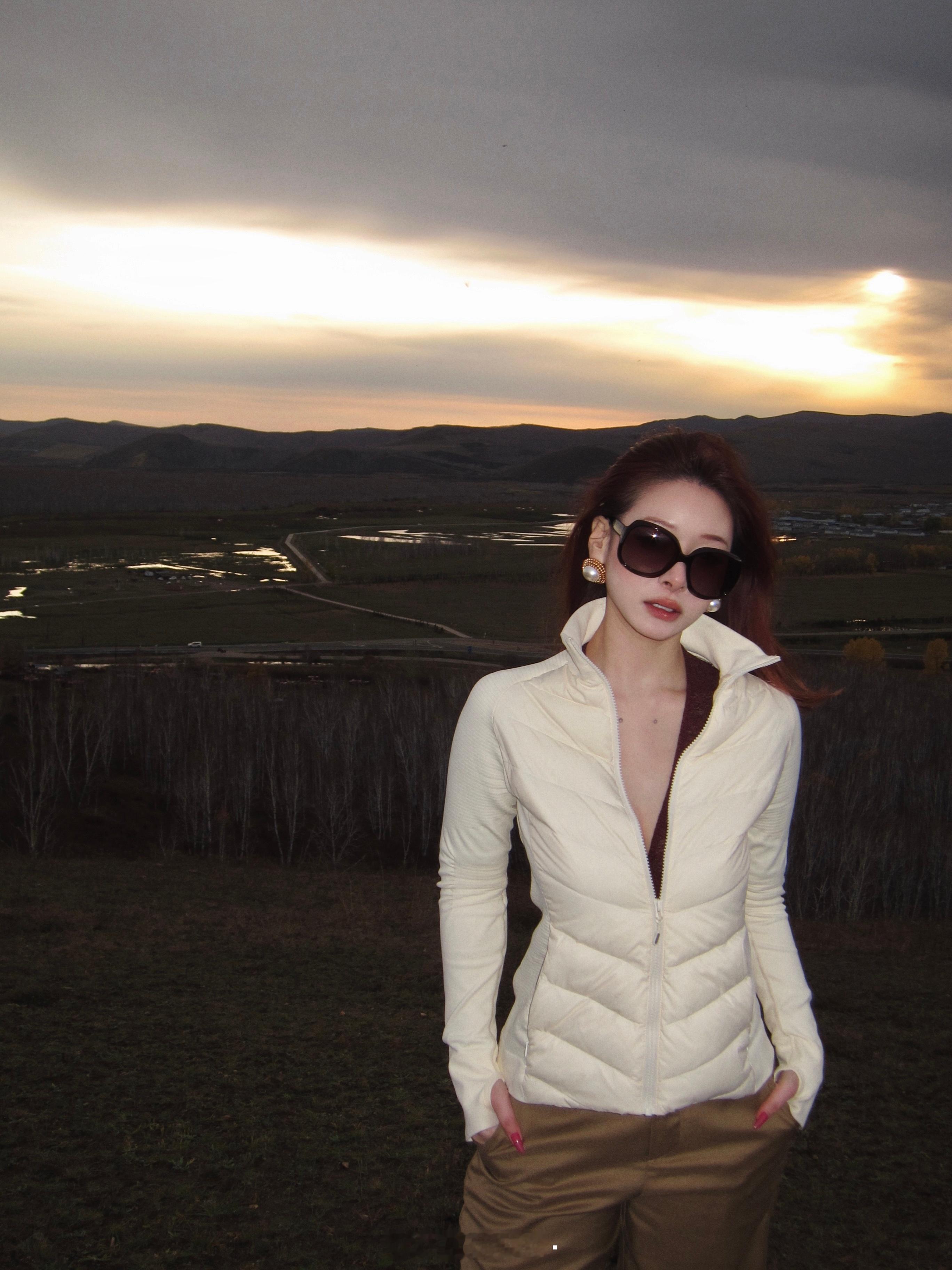 同行的人都在远行，而野草一望无尽。 ​​​