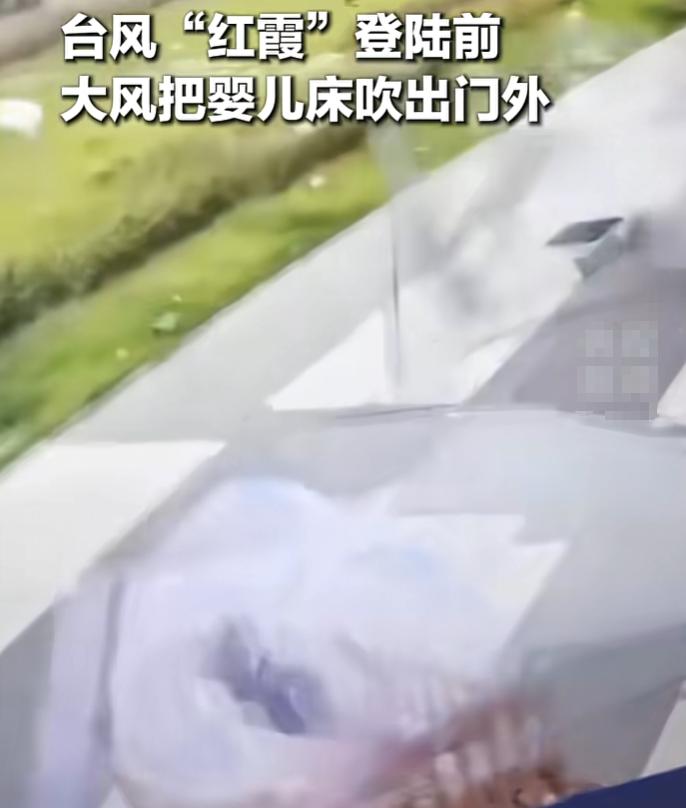 “太机智了！”7月25日深圳，一店铺前后门大敞，穿堂风直接把儿童床吹成了“低空飞