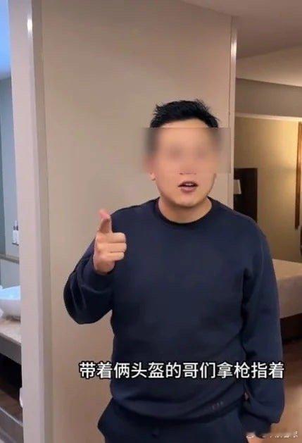 今日有中国球迷表示，到墨西哥看世界杯揭幕战，刚出机场就被持枪顶脑门抢劫。两个足球