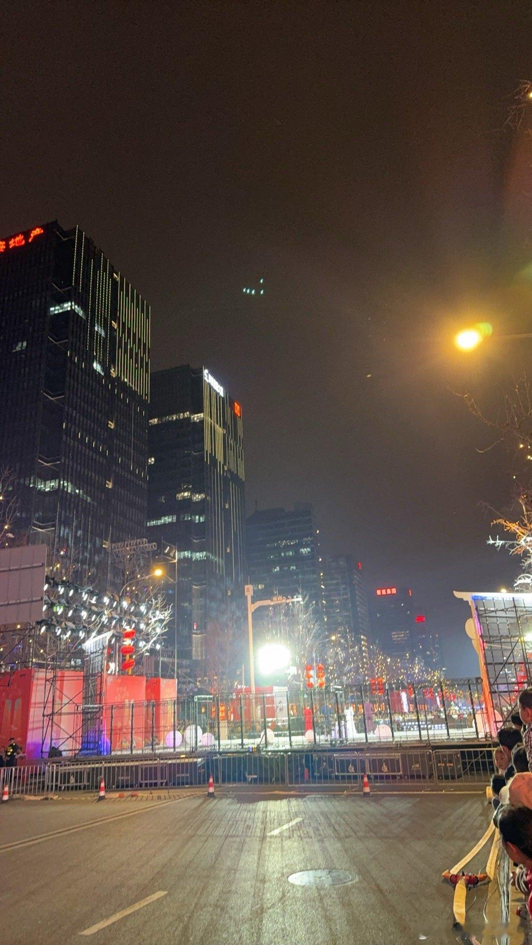 大概7、8年前，我和老婆吃完饭在这里散步，路上一个人都没有。  ​​​