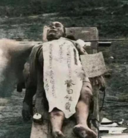 1939年，日军王牌飞行员藤田雄藏跳伞后，竟用手枪打死发现他的中国船工。我军战士