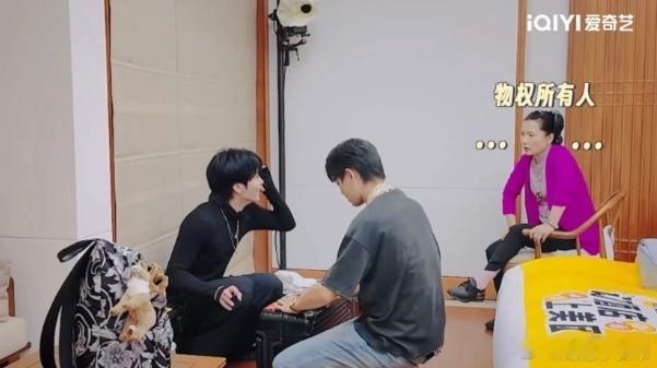 柯淳回应事件时表示，看到何赛飞急得打不开行李箱，才和邵子恒一时冲动采取了“硬核方