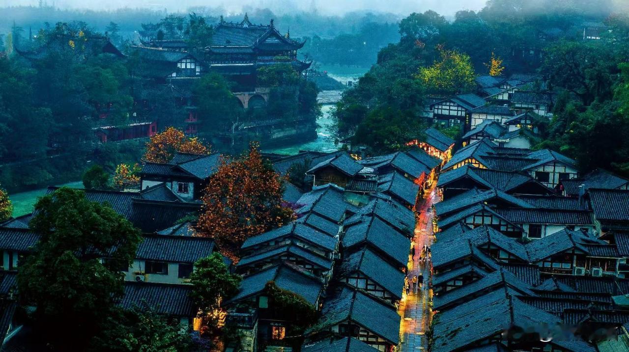 宝瓶口航拍——拜水都江堰，问道青城山。
图文原创：山地雄鹰®高清航拍
春日生活打