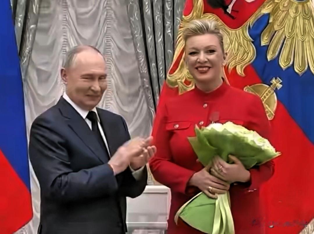 在克里姆林宫举行的年终颁奖仪式上，俄罗斯总统普京为俄罗斯外交部发言人扎哈罗娃颁发