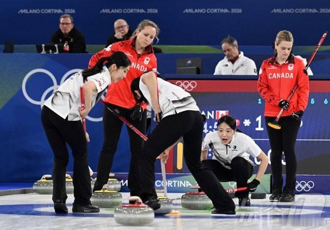 冬奥会冰壶选手被困大巴一小时参加2026年米兰-科尔蒂纳丹佩佐冬奥会的冰壶选手们