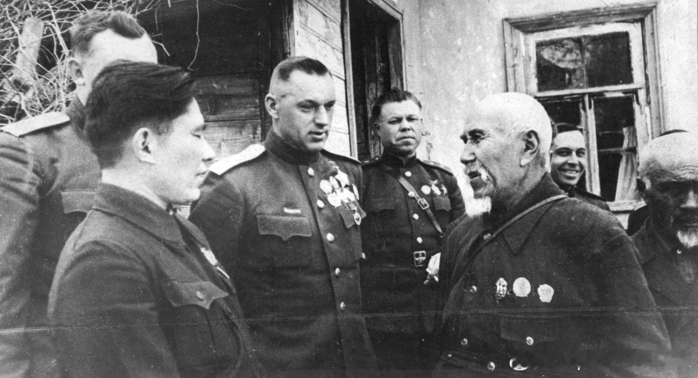 1943年中央方面军司令罗科索夫斯基会见来自哈萨克斯坦的代表团，该代表团送来了4