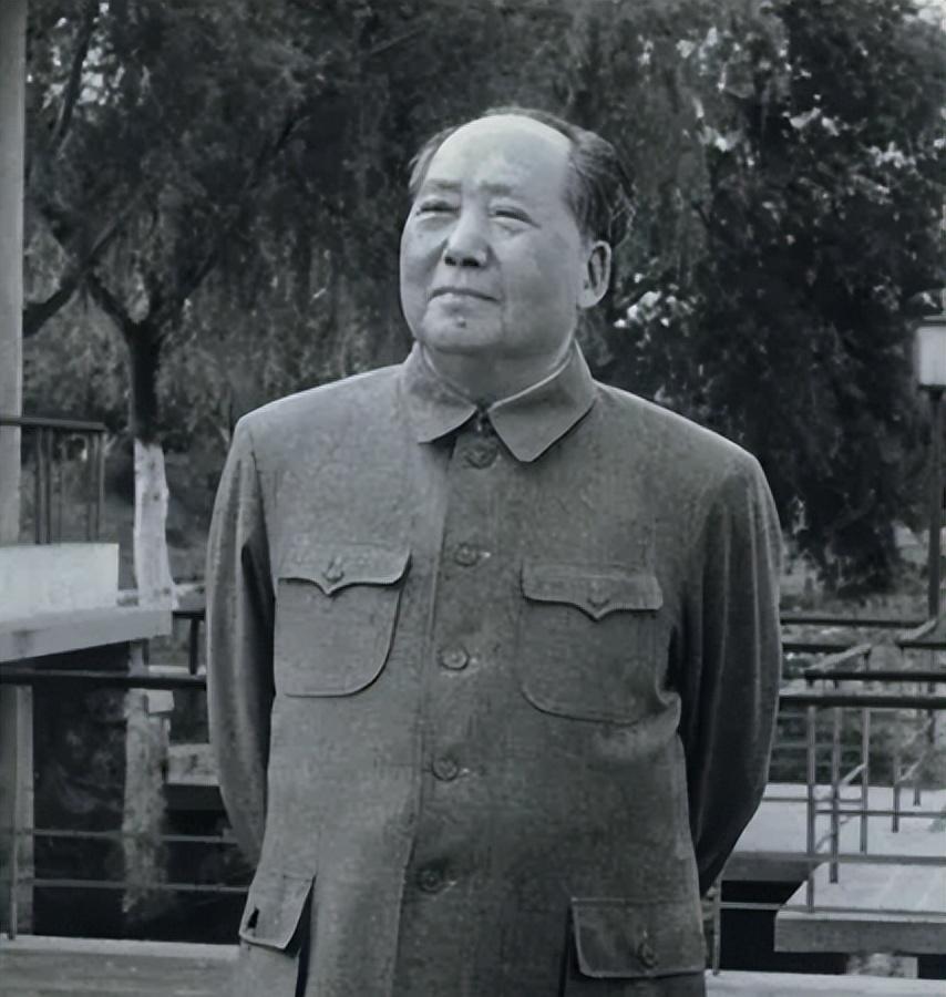 毛主席特型演员与李讷合照被当场指正：她说我父亲拍照时从不把手抬起来，你知道原因吗