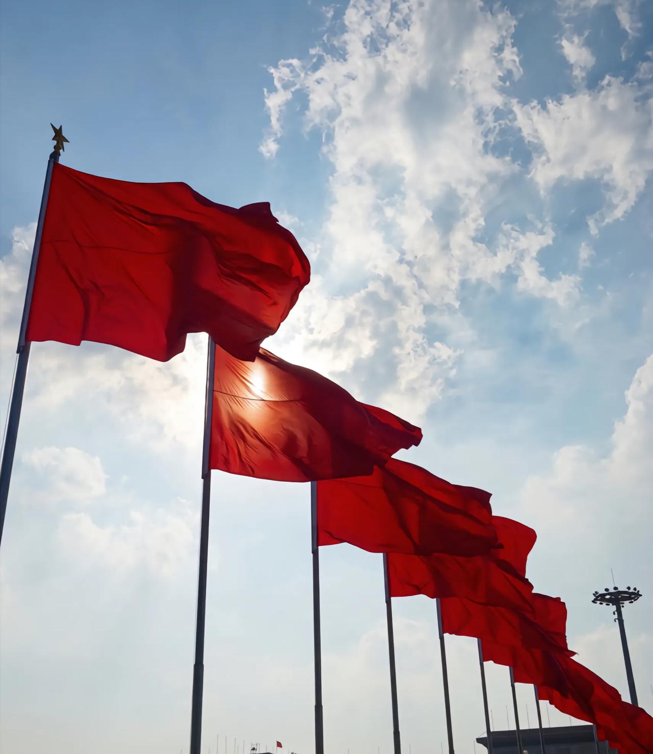 一出门，目之所及皆是红旗。一抹抹鲜艳的中国红，装点城市的每一条街道，这就是国庆最