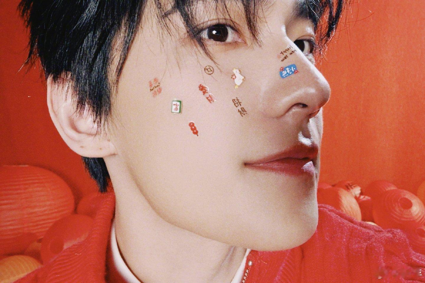 杨洋马年新年祝福全写在脸上了！大家收到了吗？