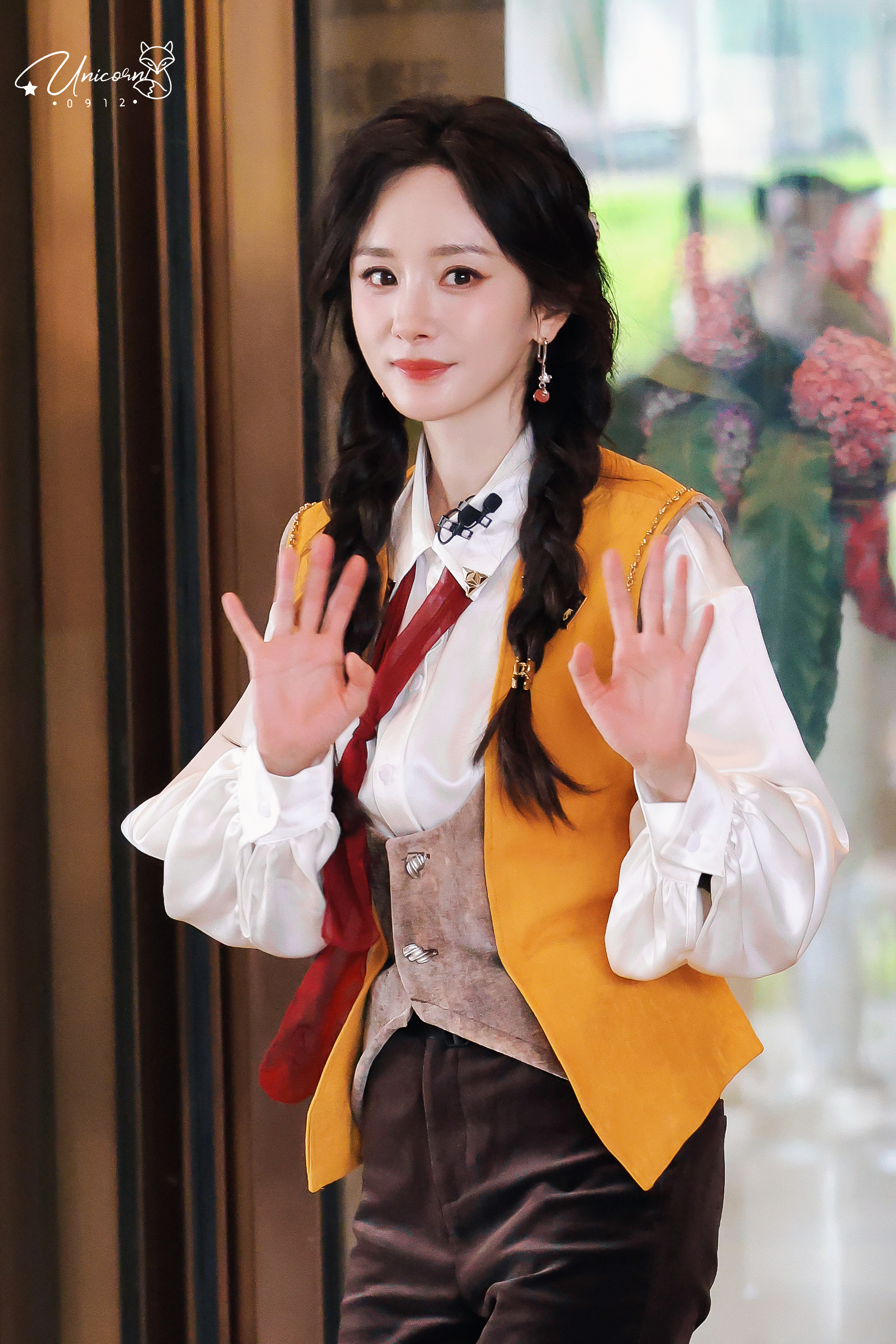 杨幂杨幂一边拍广告一边购物 在复制粘贴的时代，你是手写的诗