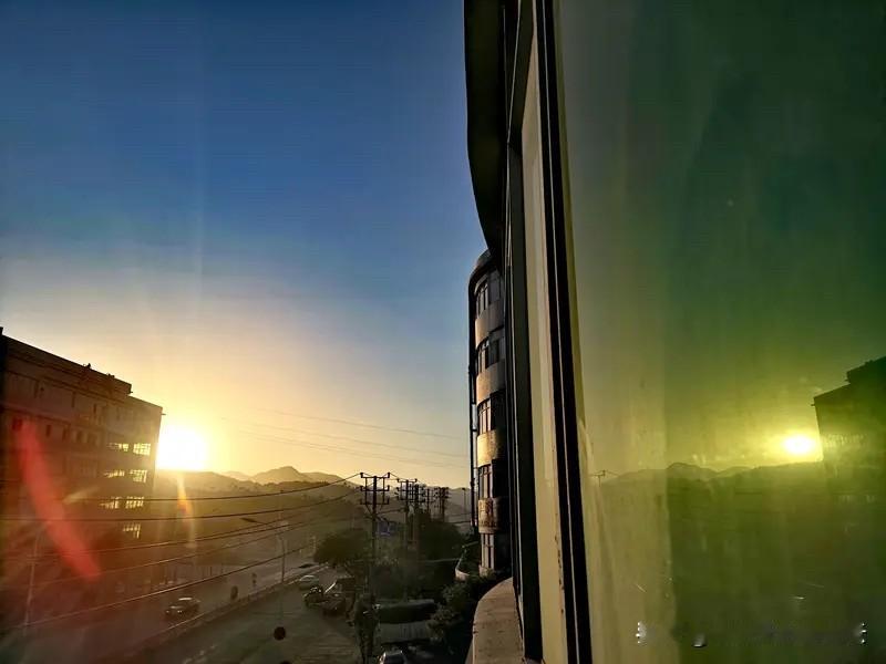 一天之计在于晨！

我还是觉得早起比熬夜、晚睡晚起可能会更好一点。

因为对于一