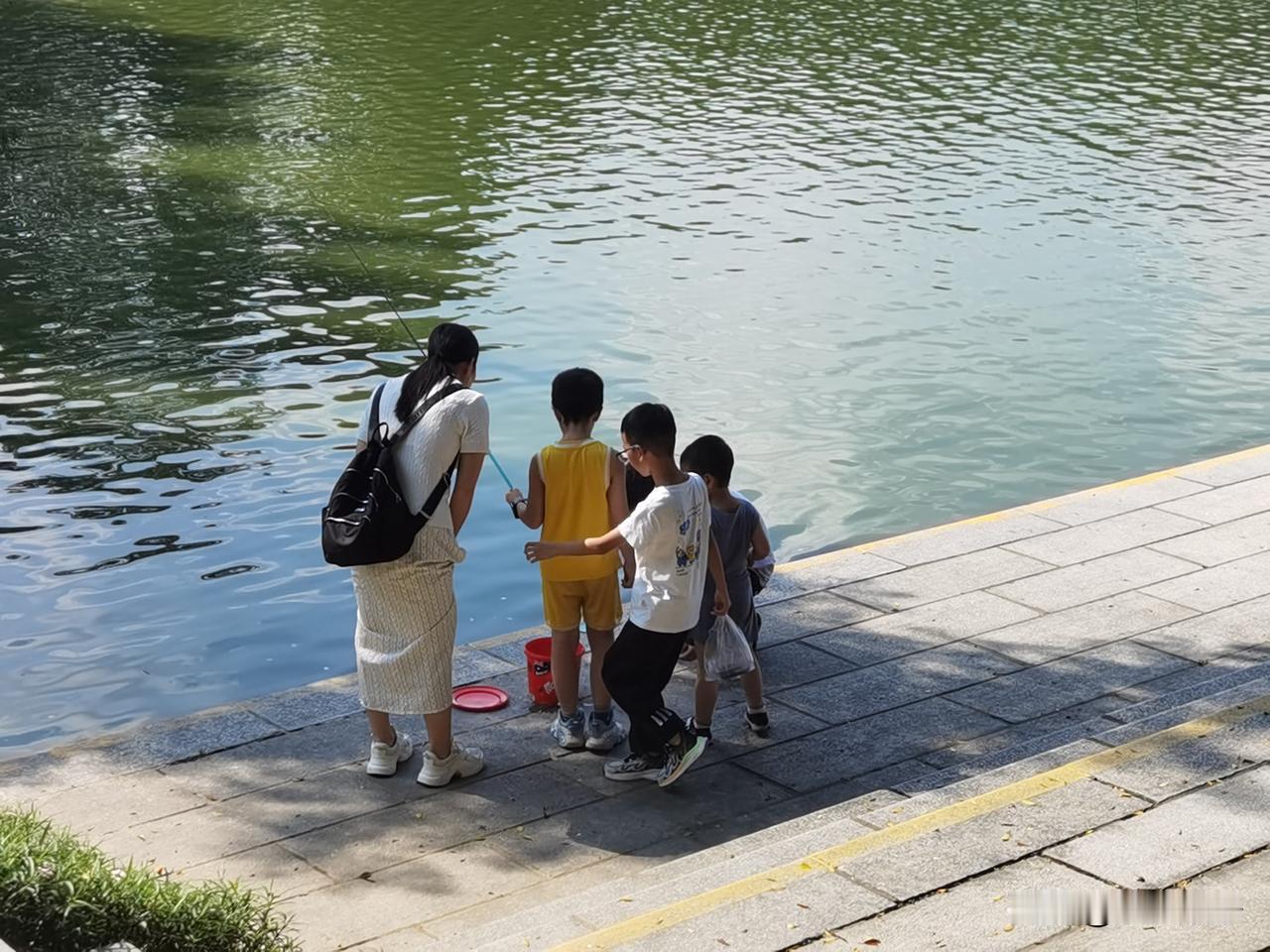 网友良言苦口劝郭威妻子知恩图报，
田静说母慈子孝膈应亲婆婆！

田静在社交平台晒