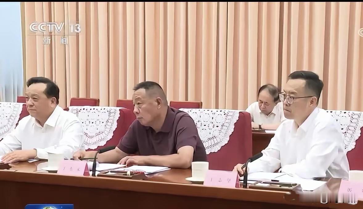 于东来走进国家级经济座谈会，是对本土民生实体经济最好的认可。
胖东来模式，为实体