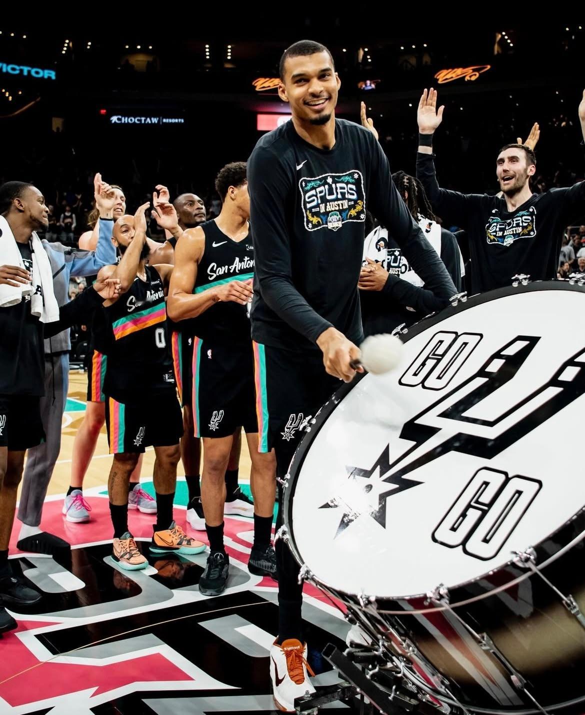 晚安马刺 幸福不是拥有得多，而是计较得少。知足者常乐，感恩者常福。晚安刺蜜明天见